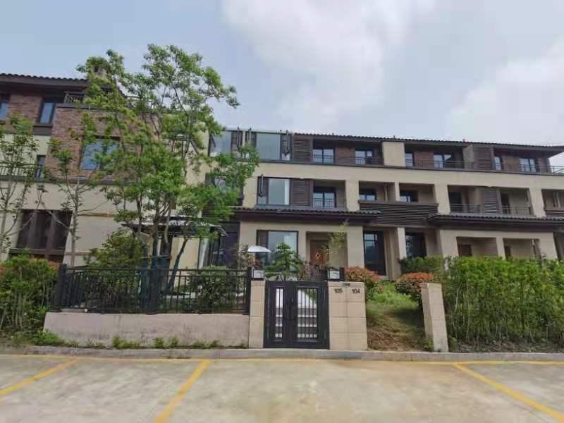 玥珑湖加推精装修拎包入住洋房，送家具家电，均价9000/平面积95-120平。