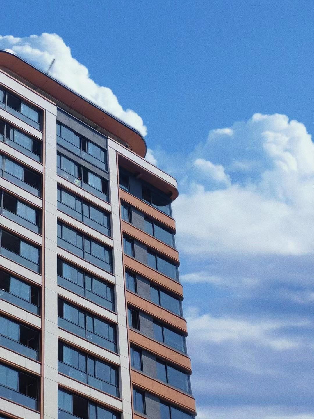 扬州天铂楼盘外立面展示，看起来效果不错，挺好看的，二期正在持续销售中