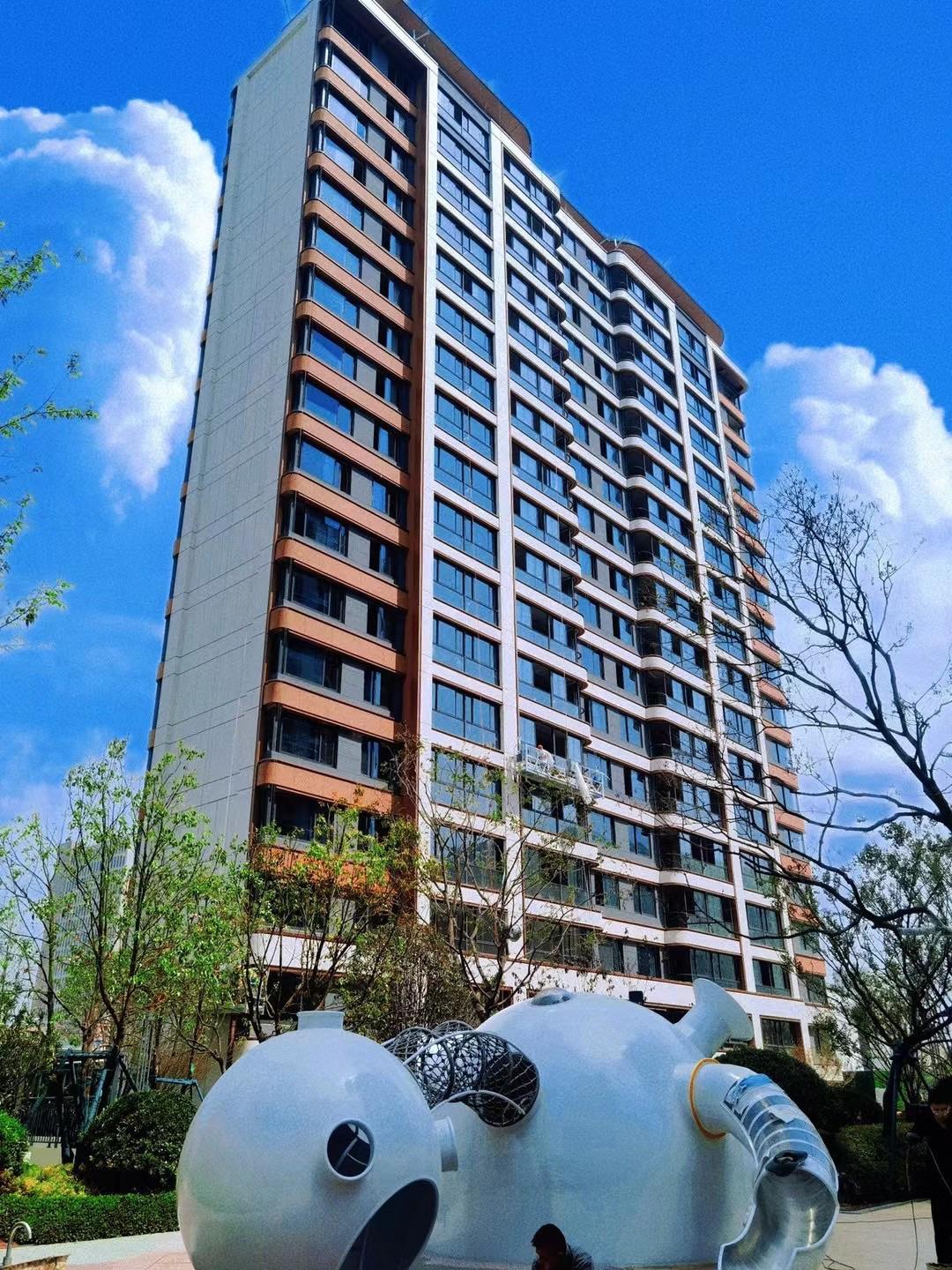扬州天铂楼盘外立面展示，看起来效果不错，挺好看的，二期正在持续销售中