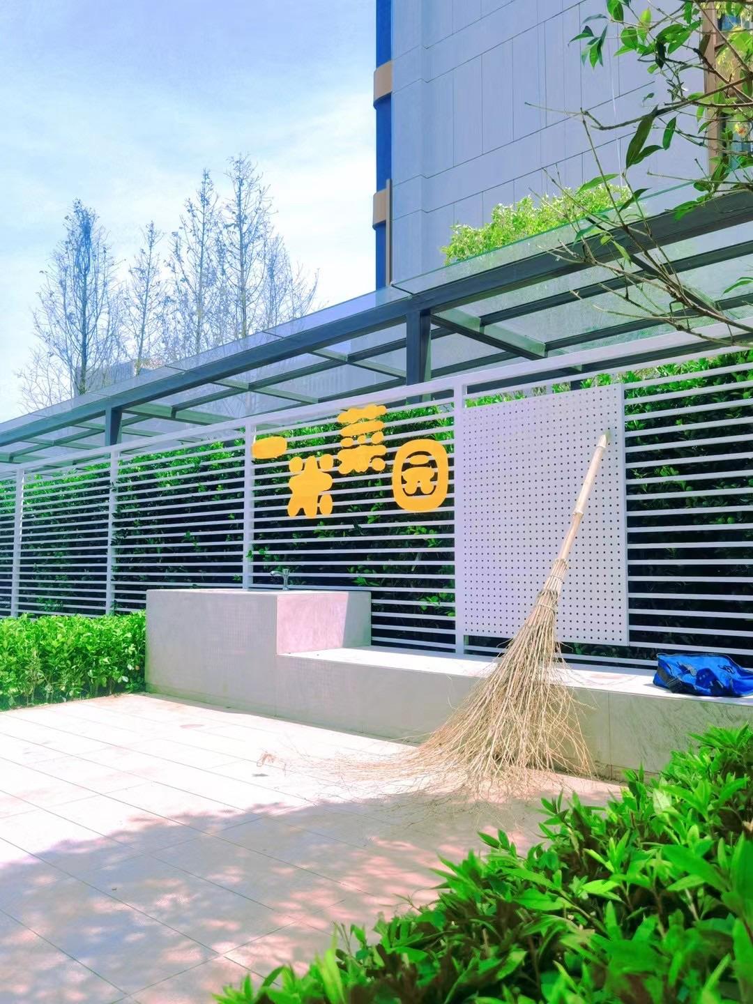 扬州天铂楼盘外立面展示，看起来效果不错，挺好看的，二期正在持续销售中