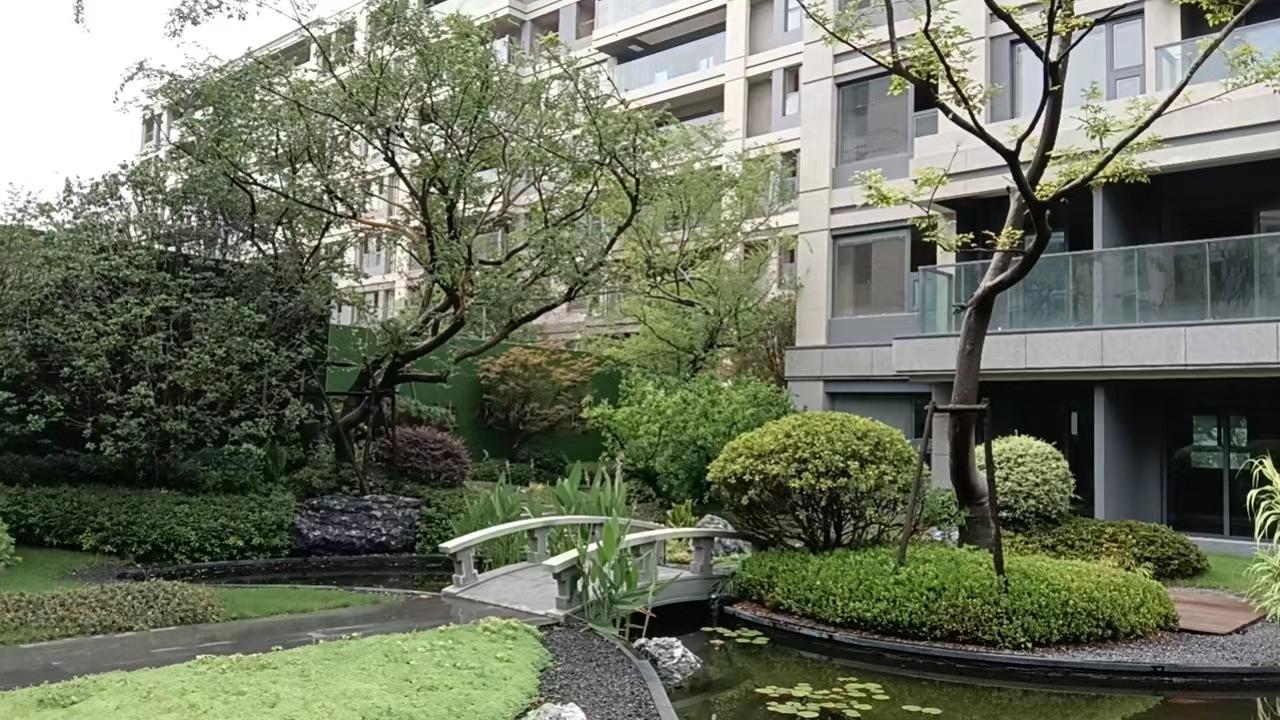 万科华鸿如园小区内部实景，目前一期基本卖完，二期143平户型加推销售中