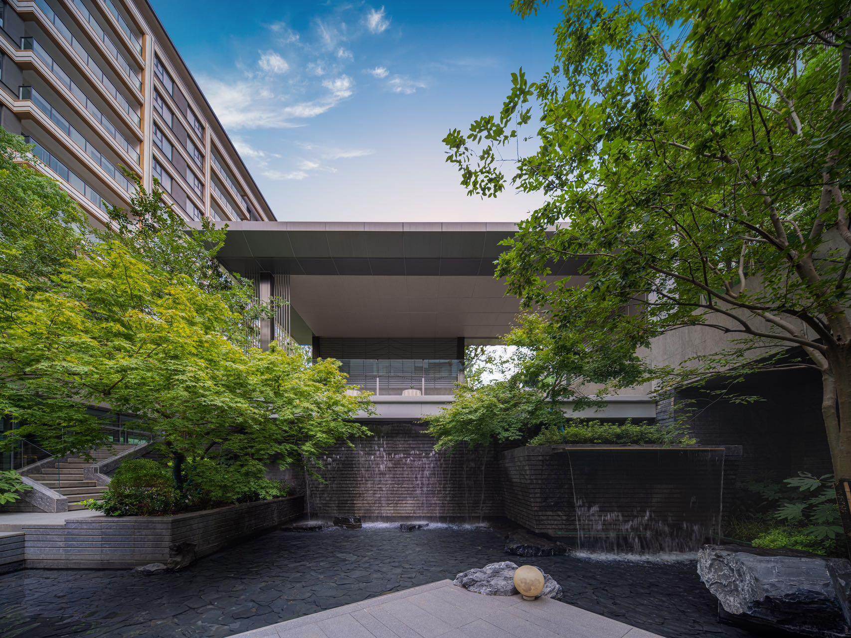 扬州中信泰富锦玥府实景示范区展示，目前项目洋房在售，单价17000元/平左右